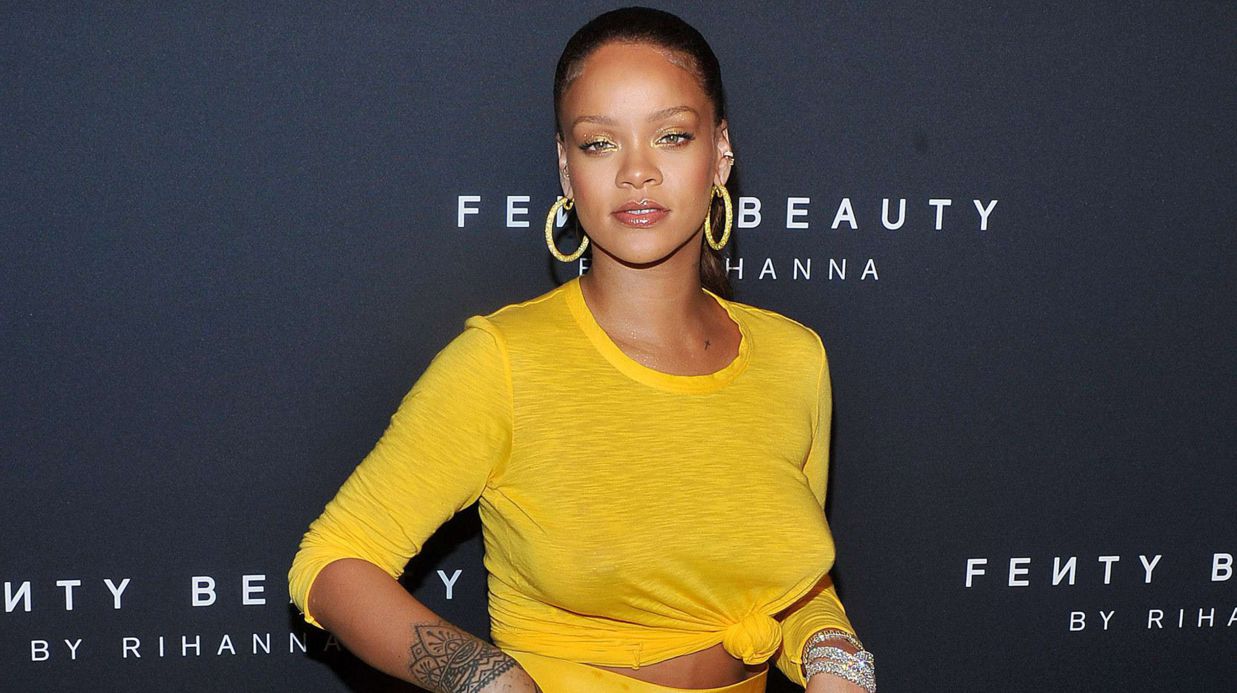 PHOTOS Rihanna plus belle et sexy que jamais dans un ensemble dévoilant sa poitrine