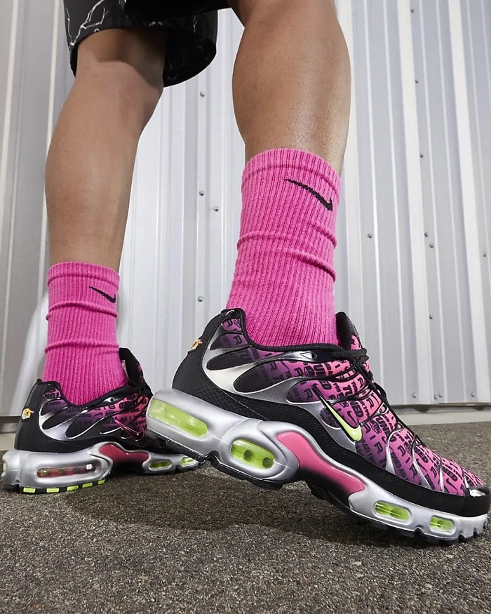 Nike Air Max Plus Mercurial 25 Baskets Basses Noir/Rose ultime/Argent métallique/Volt pour Homme