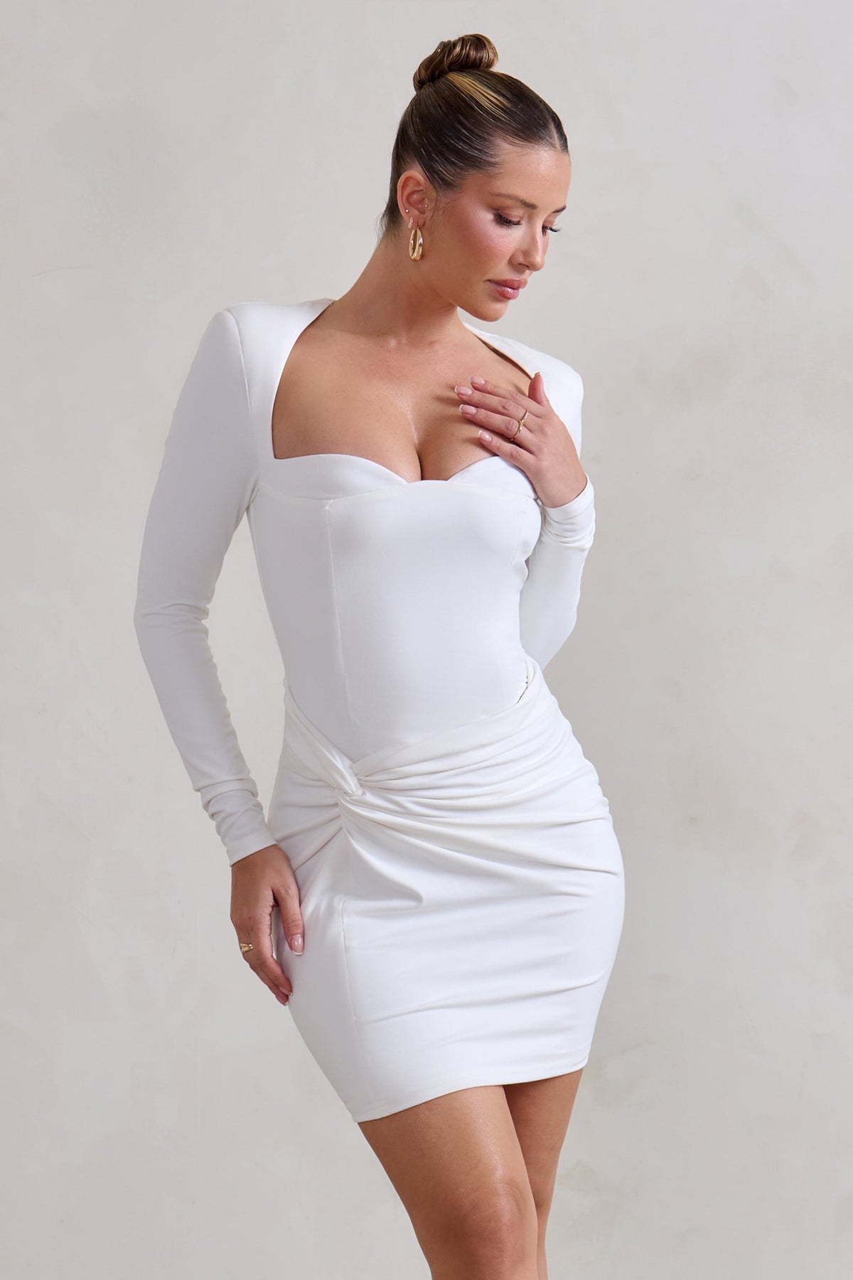 Mini-robe blanche CORELLE à manches longues et détail torsadé en forme de coeur