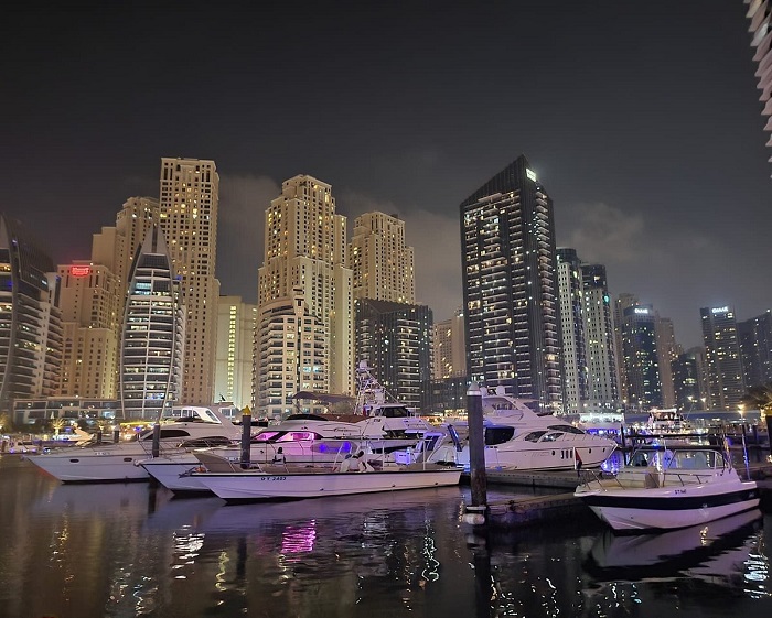 Se promener le long de la promenade de Dubaï Marina