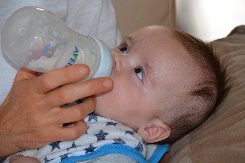 Intérêt des laits infantiles : quand l’arrêt de l’allaitement mettait en péril la vie des nourrissons