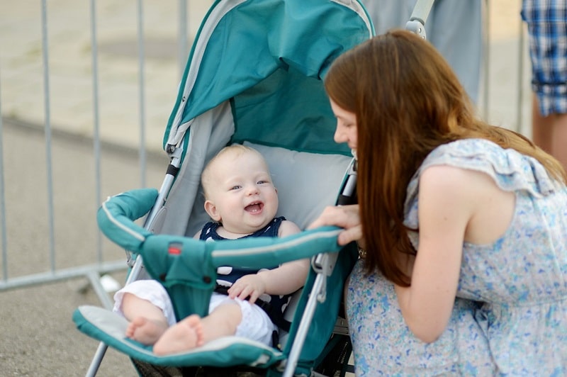 Parler aux bébés, une clé dans le développement du langage 