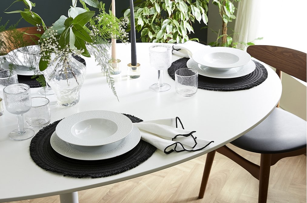 Table à manger design HALIA ovale blanche