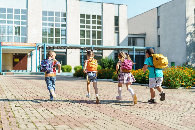 Mixité scolaire : que peuvent apporter les cours de récréation « non genrées » ? 