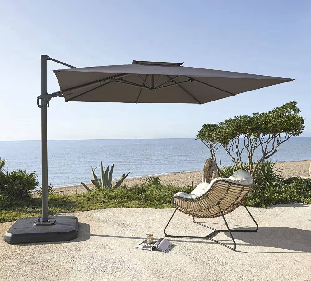 Fauteuil de jardin TILOS en résine imitation rotin, métal noir et coussins écrus - Maisons du Monde