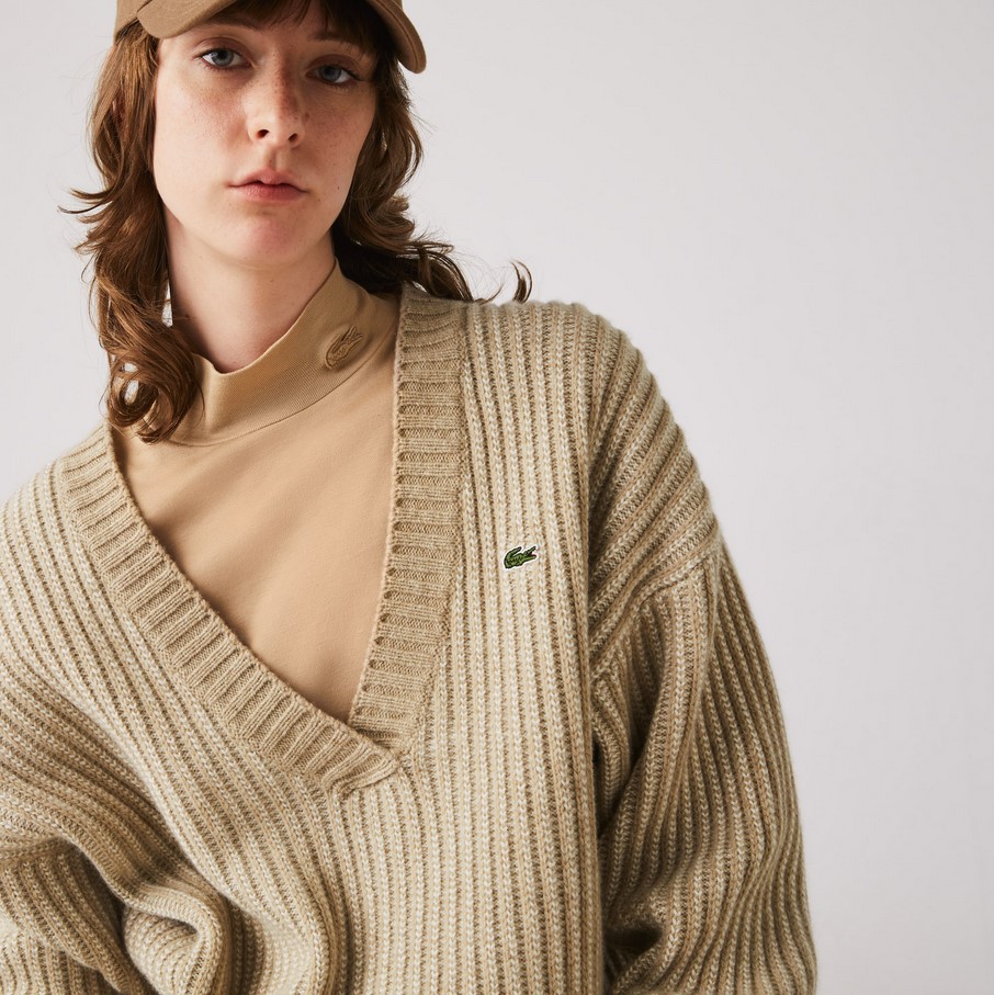 Pull à col V plongeant bicolore Lacoste en laine côtelée beige