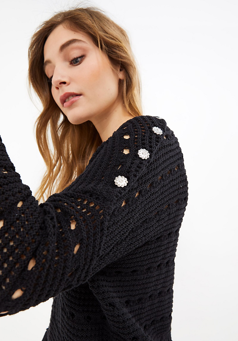 Pull noir tricot ajouré I.Code IKKS avec boutons strass épaule