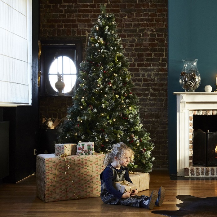 Sapin de Noël artificiel FRINGANT avec guirlande décorations et pied H210- Maisons du Monde