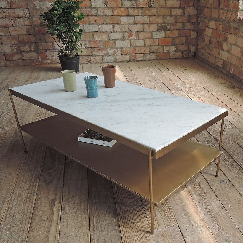 Table basse VITO avec plateau en marbre blanc italien et métal finition laiton