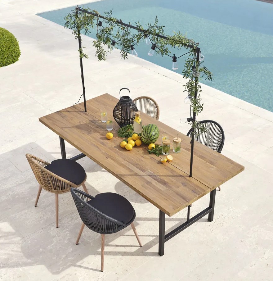 Table de jardin ESTELLO 8/10 personnes en acacia massif et métal noir avec barre de suspension amovible - Maisons du Monde
