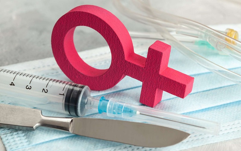 Vaccin anti-Covid : les femmes connaissent quatre fois plus d'effets indésirables que les hommes