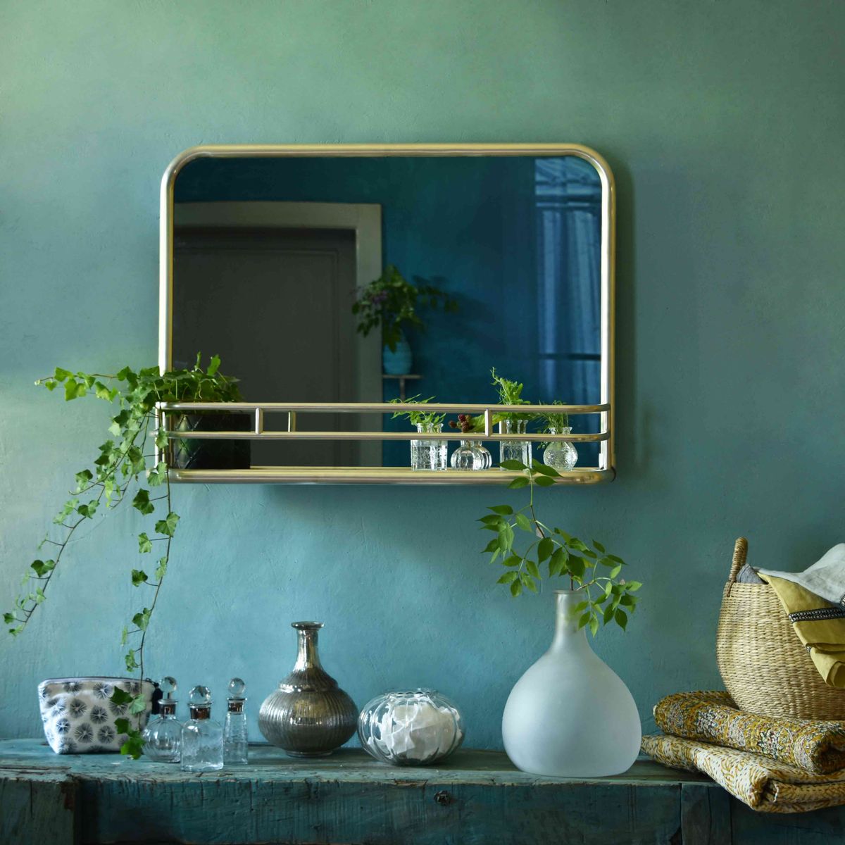 Miroir CHAUMONT avec étagère en laiton argenté 81 x 59 cm