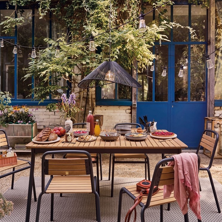 Ensemble table de jardin AMARIO et 6 chaises en aluminium gris anthracite et bois d'eucalyptus - Maisons du Monde