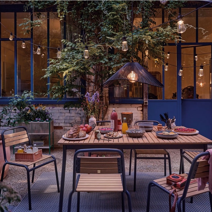 Ensemble table de jardin AMARIO et 6 chaises en aluminium gris anthracite et bois d'eucalyptus - Maisons du Monde