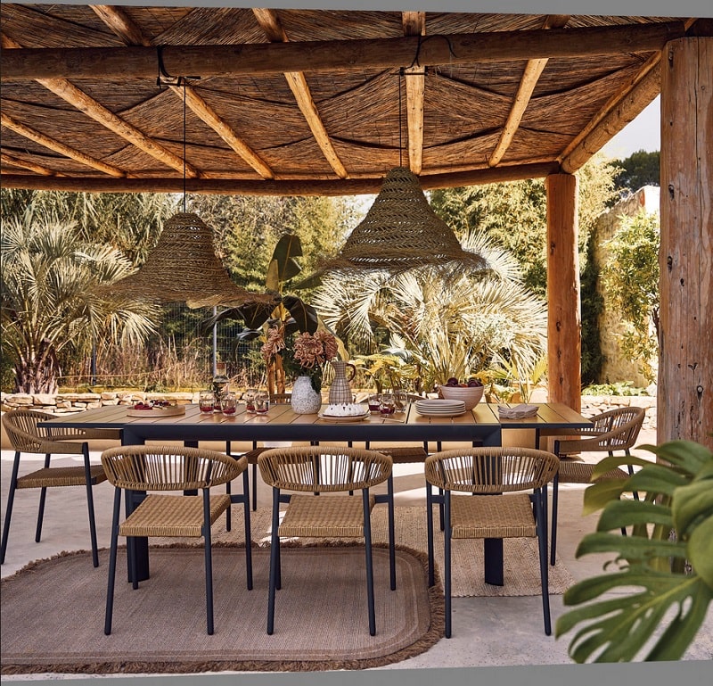 Ensemble table de jardin extensible LOUKI en aluminium imitation rotin et 8 chaises gris anthracite - Maisons du Monde