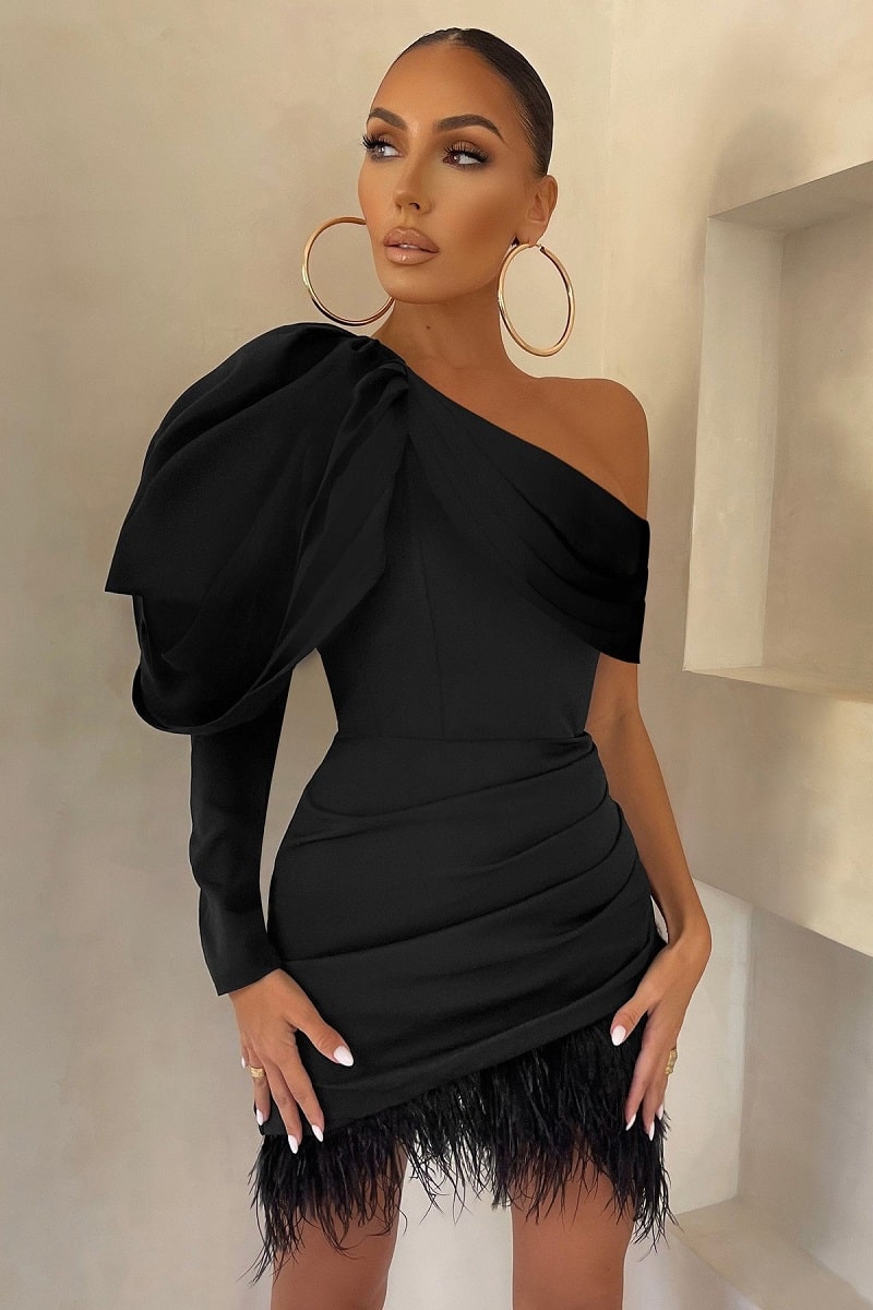 Mini-robe drapee noire RSVP à plumes avec manche volumineuse asymetrique