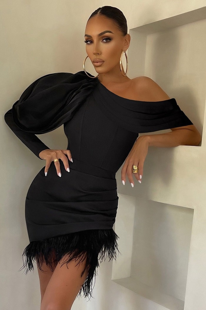 Mini-robe drapee noire RSVP à plumes avec manche volumineuse asymetrique - Robe de Soirée Club L London