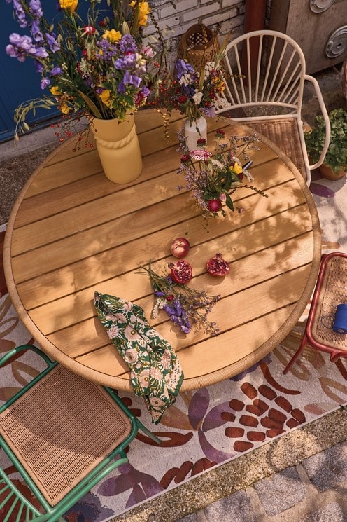 Table de jardin ronde professionnelle LAWANG 4 personnes en bois d'eucalyptus et résine recyclée - Maisons du Monde