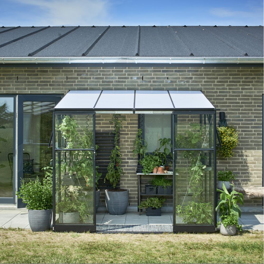 Serre adossée en verre trempé double porte QUBE Halls 4,70 m² + embase