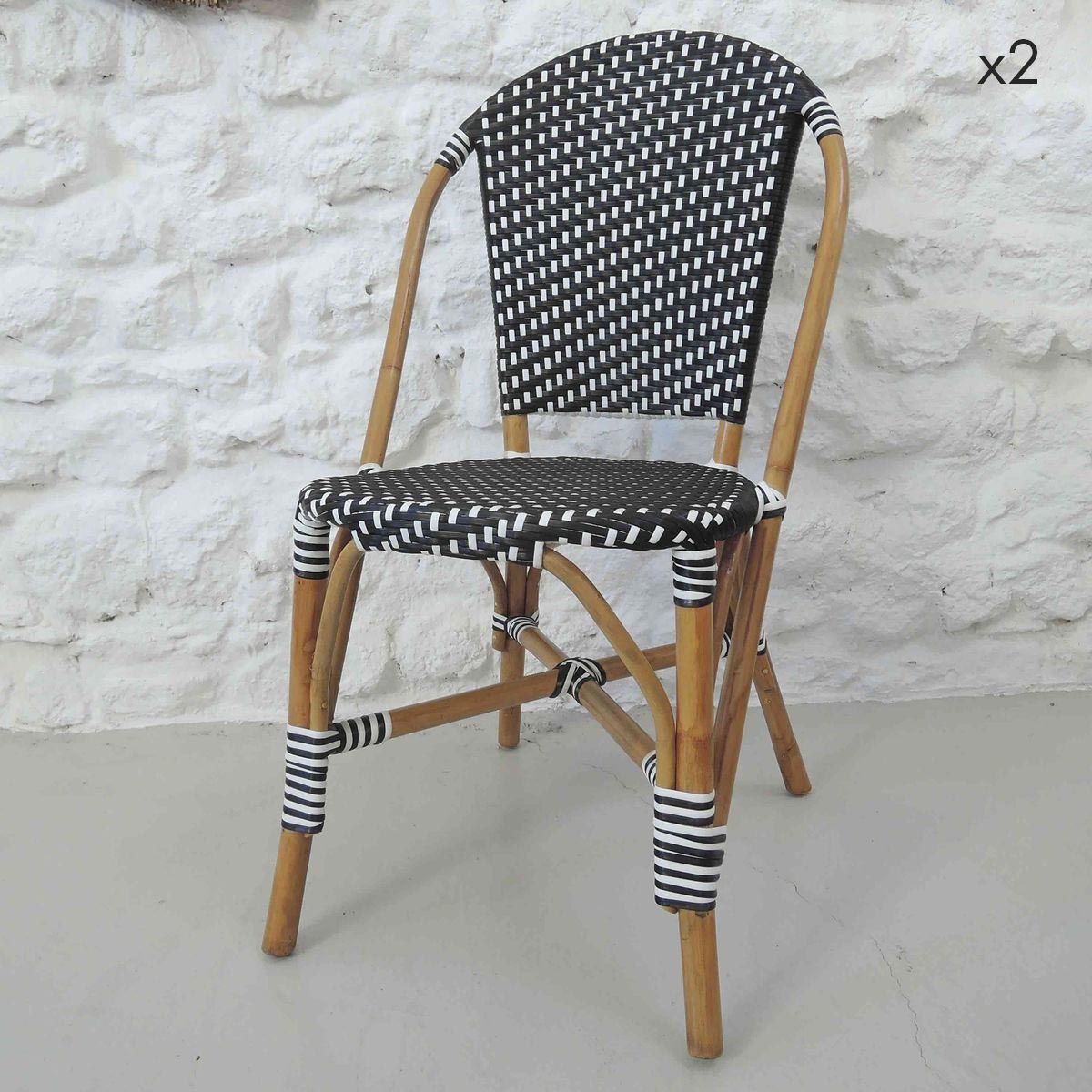 Set de 2 chaises Bistrot Belleville Maison Tilleul pieds en rotin et tressage noir et blanc