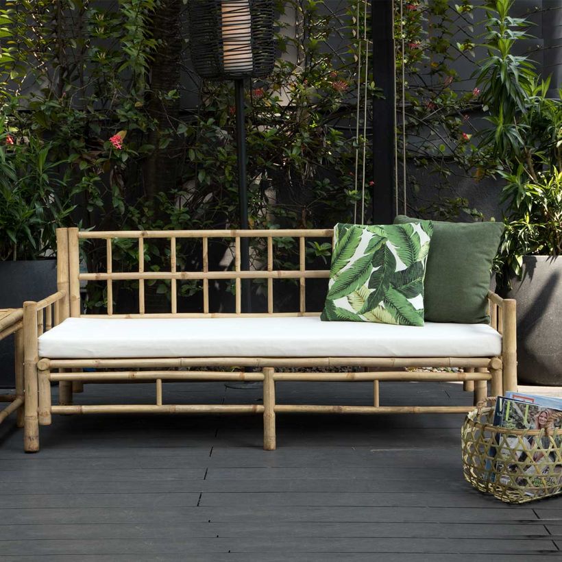 Banquette de jardin TAMAN en bambou naturel avec coussin écru en coton canvas