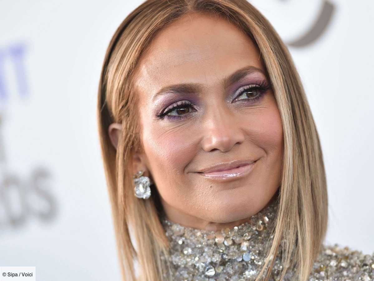 PHOTO Jennifer Lopez : à 50 ans, elle ose le maxi décolleté pour la journée de la Terre.
