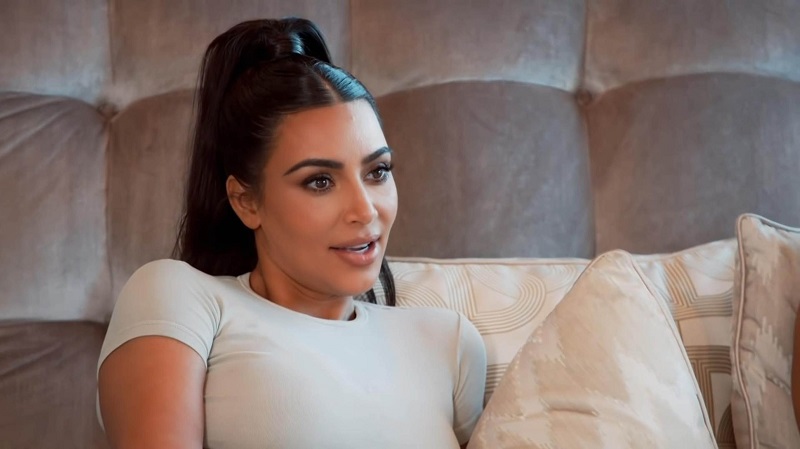 PHOTOS Kim Kardashian : jugée vulgaire en cuissardes blanches, elle se fait détruire par les internautes