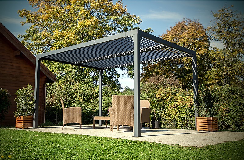Pergola bioclimatique structure aluminium HABRITA 360 x 300 cm avec ouverture manuelle