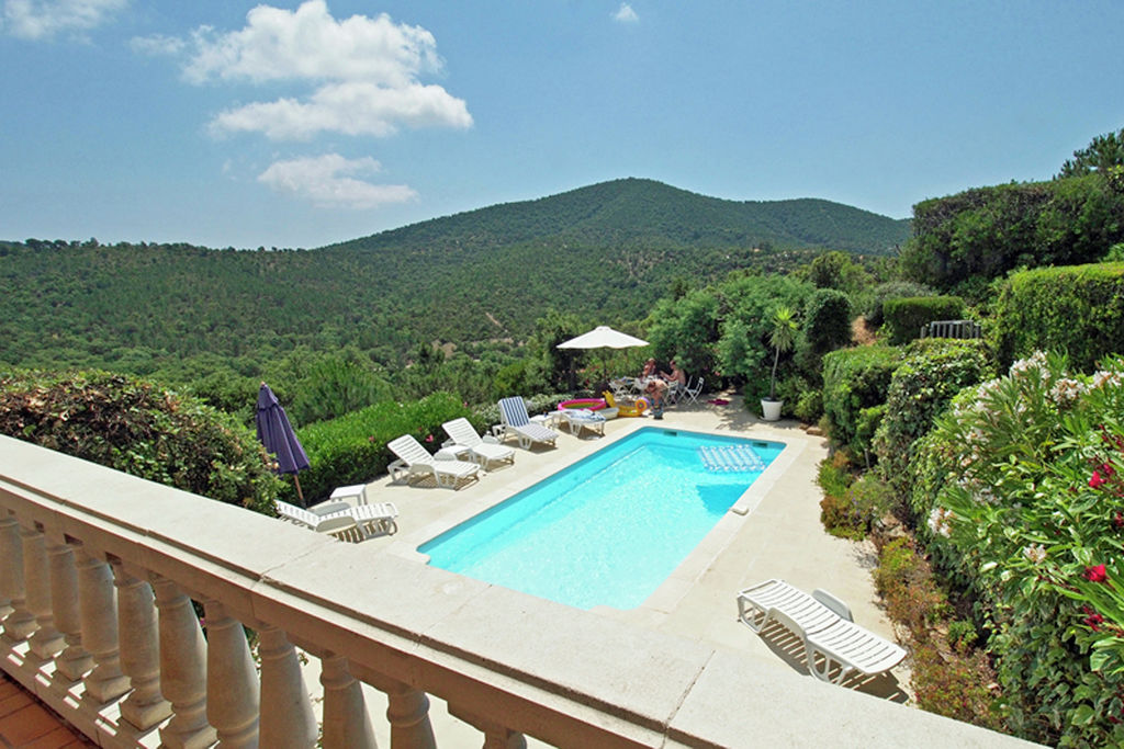 Location villa avec piscine privée à La Londe-les-Maures pour 8 personnes dans le Var