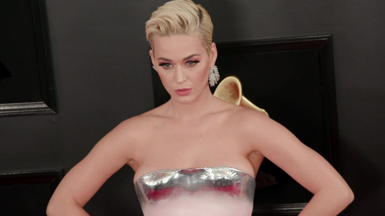 Katy Perry dévoile son baby bump en posant nue dans son dernier clip
