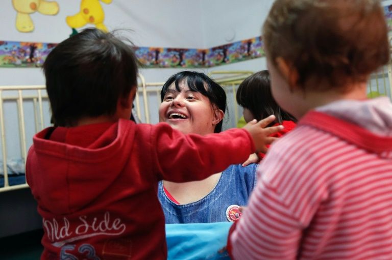 En Argentine, Noelia, maîtresse trisomique, captive les enfants