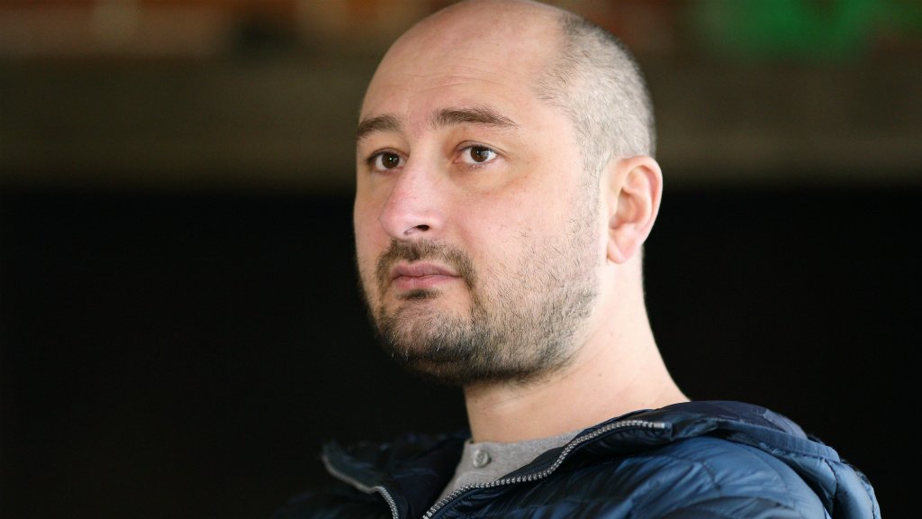 Qui est Arkadi Babchenko, le journaliste russe faussement assassiné en Ukraine ?