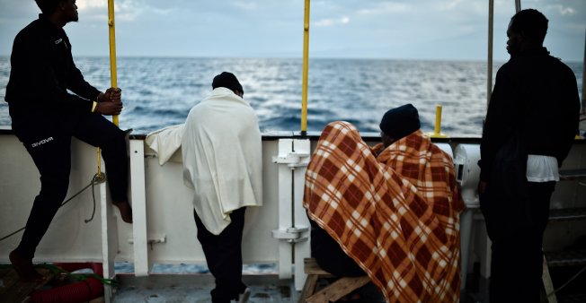 Aquarius : les migrants vont rejoindre l'Espagne à bord de navires italiens