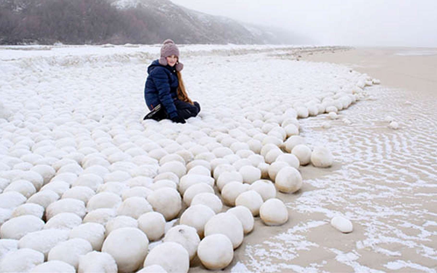 Des boules de neige géantes envahissent une plage en Sibérie. Pourquoi ?