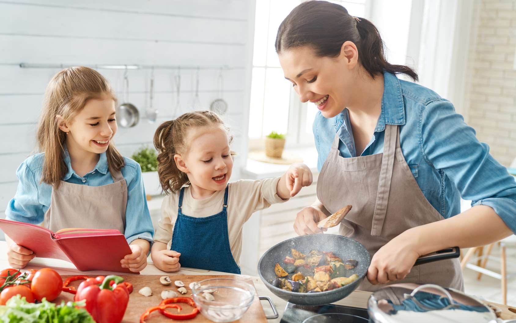 Pour que vos enfants mangent plus de fruits et légumes, faites-les cuisiner !