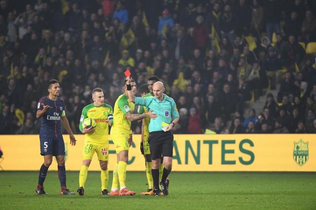 Nantes - PSG : Une sanction pour Tony Chapron ? - L'Équipe.fr
