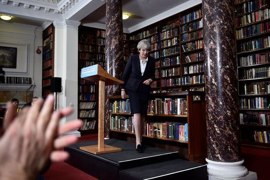 Accusée d'impuissance dans la lutte antiterroriste, Theresa May sur la défensive avant les législatives - Le Monde