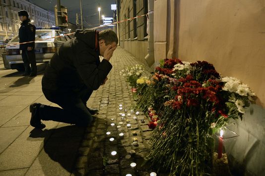 Après l'attentat dans le métro, larmes et recueillement à Saint-Pétersbourg - Le Monde