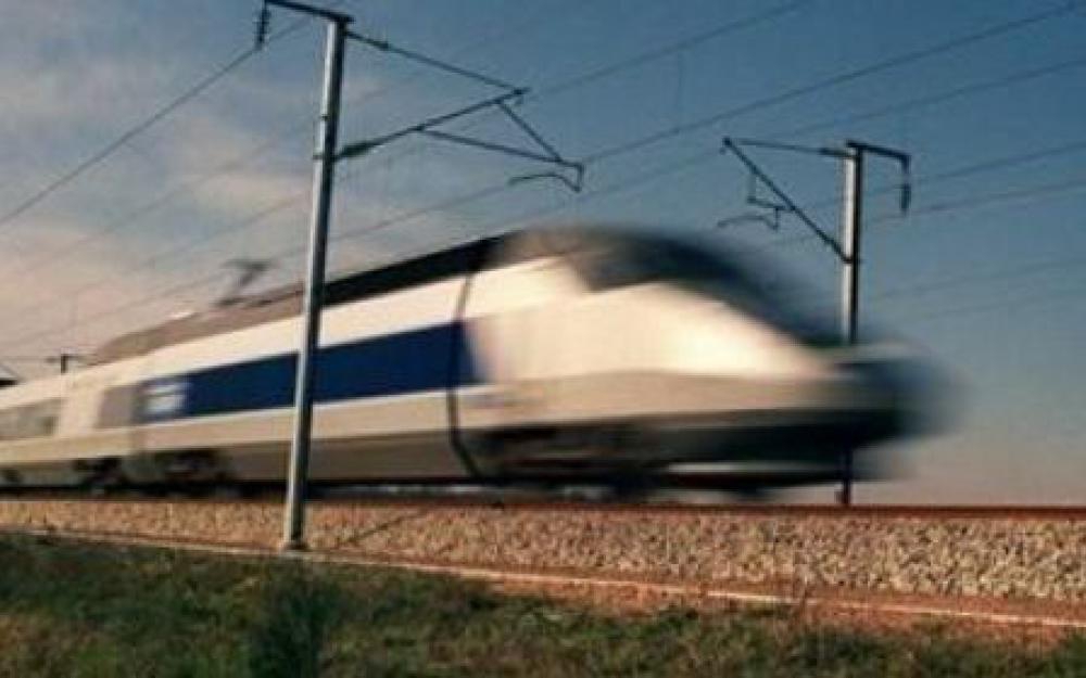 Charente-Maritime : le TGV Paris-La Rochelle heurte une plaque de béton - Le Parisien