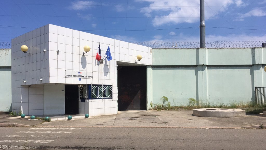 Deux gardiens de la prison de Borgo sérieusement blessés par des détenus - Franceinfo