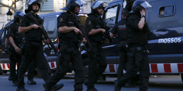 Explosifs, fourgonnette, hache et couteaux: ce que projetaient les terroristes des attentats en Espagne - Le Huffington Post