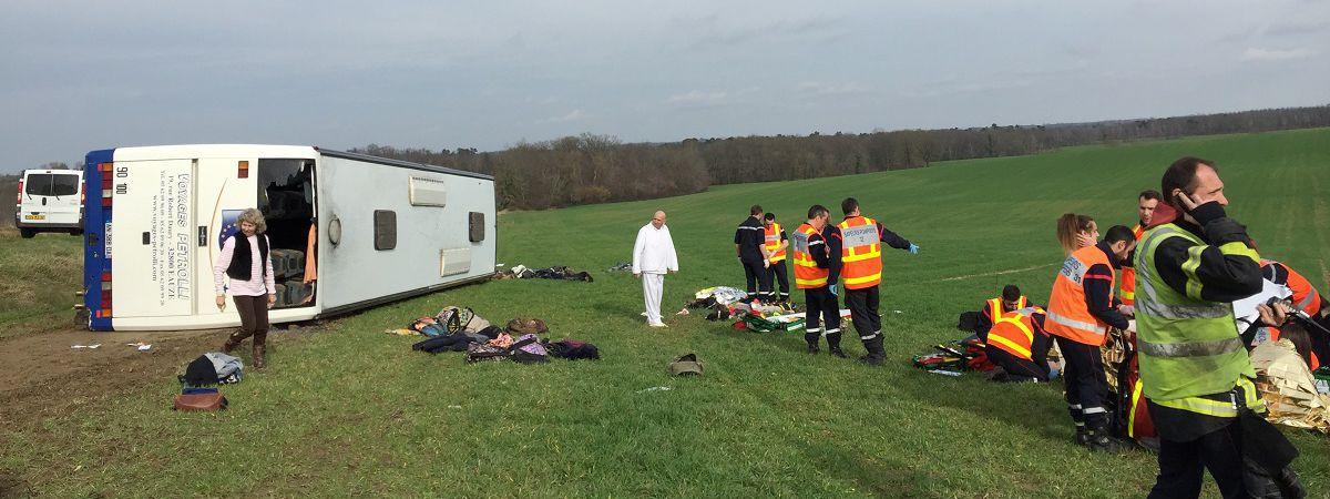 Gers : vingt-neuf personnes blessées, dont sept grièvement, dans la collision entre un car scolaire et une voiture - Franceinfo