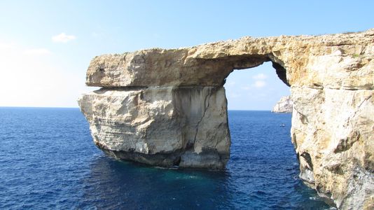 L'arche emblématique de Malte, l'« Azur Window », engloutie par la mer - Le Monde