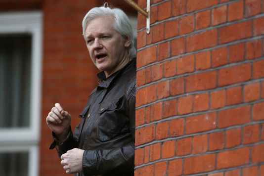 La Suède ne poursuit plus Assange, les Etats-Unis enquêtent toujours - Le Monde