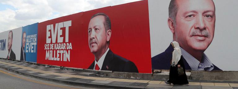 Les Turcs de France divisés sur le référendum en Turquie - Le Monde