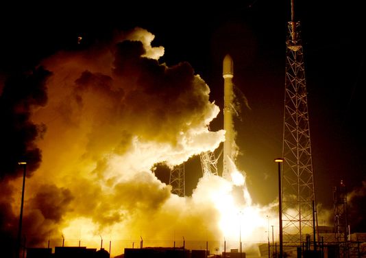 SpaceX veut envoyer deux passagers autour de la Lune fin 2018 - Le Figaro