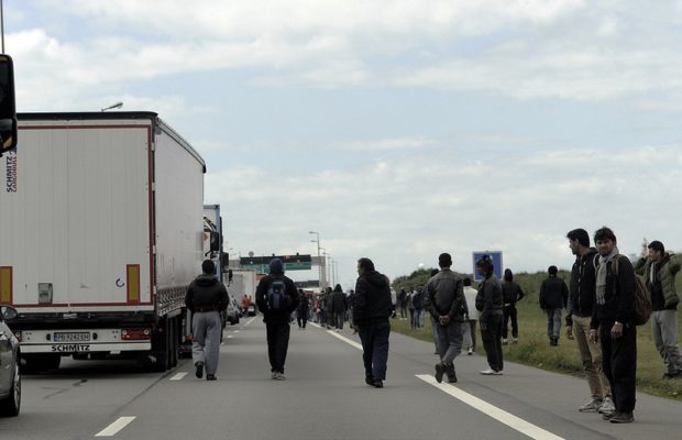 Un chauffeur tué dans un accident provoqué par un barrage installé par des migrants dans le Pas-de-Calais - Le Monde