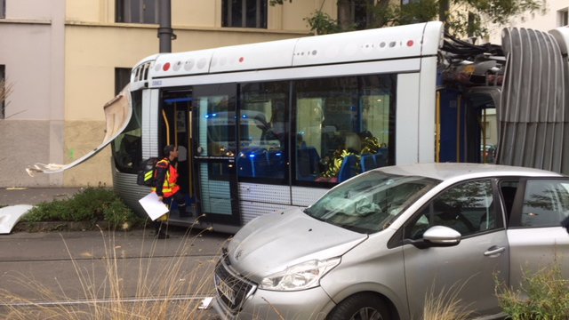 Un tramway déraille après une collision avec une voiture à Lyon Part-Dieu : 16 blessés dont 1 grave - Franceinfo