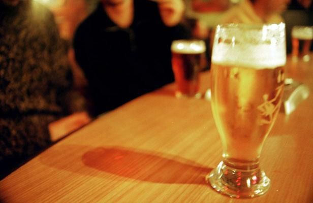 Alcool: Les femmes boivent désormais presque autant que les hommes