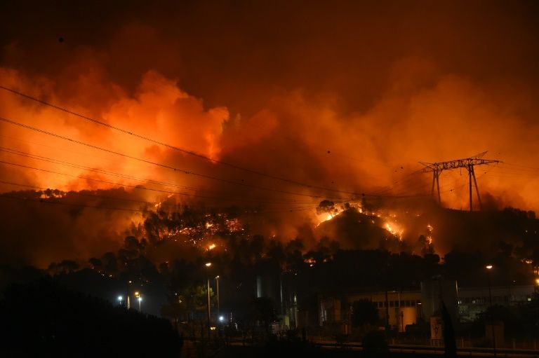 Incendies dans le sud: 3.300 hectares brûlés, "risques de reprises"